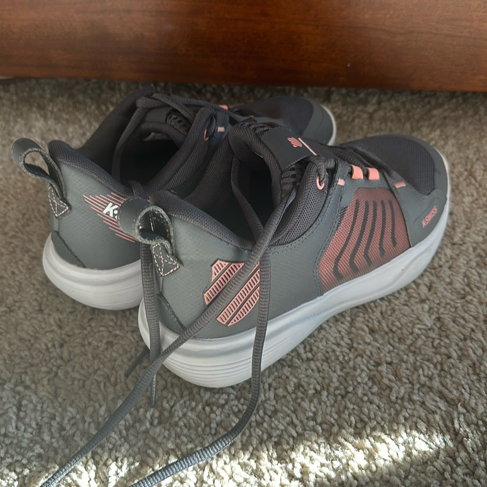 Women’s k Swiss tennis shoe
